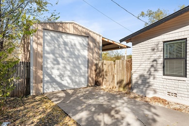 1104 Elizabeth Blvd, Granbury, TX 76048 - photo 3