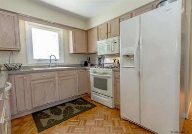 8 Carr Rd, Saratoga Springs, NY 12866 - photo 5