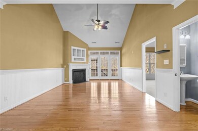 Large great room w/vaulted ceiling