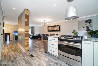 (6) KITCHEN WITH ACCESS TO THE BALCONY