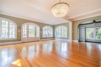 Living Room / Entry