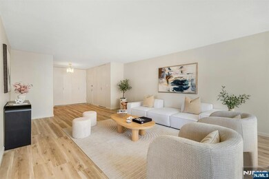 The Regency unit 10G, Fort Lee, NJ 07024 - photo 4