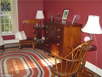 Living Room - Inviting space, hardwood floor, crow