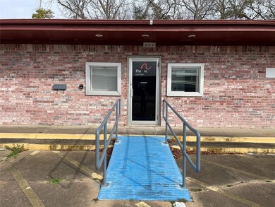 204 W Coombs St, Alvin, TX 77511 - photo 4