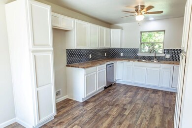 1404 Pecan St, Bonham, TX 75418 - photo 2