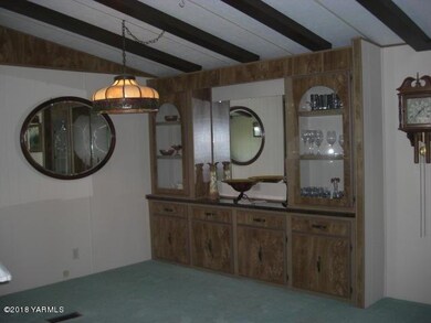 Dining w/ built in hutch