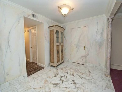 Entry/Foyer.