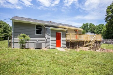 What a cute house! The deck is great for grilling 