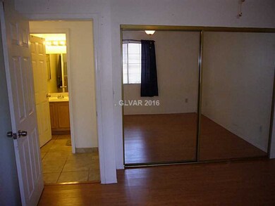 Bedroom. 2nd bedroom, Mirrored closet