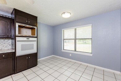 329 Coventry Ln, Alvin, TX 77511 - photo 4