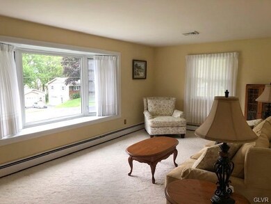 5301 Ridgeway Dr, Zionsville, PA 18092 - photo 4