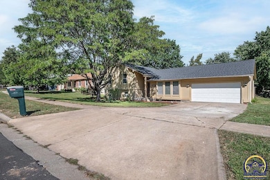 4828 SW Cochise Ave, Topeka, KS 66614 - photo 2