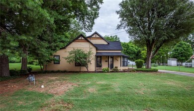 Enjoy this charming house and the great location!