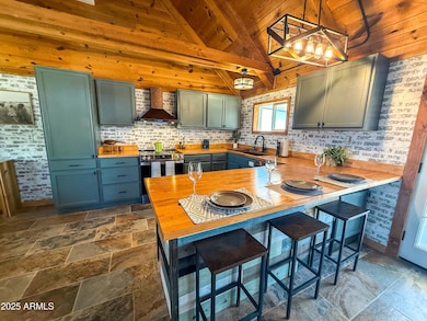 Kitchen and Breakfast bar