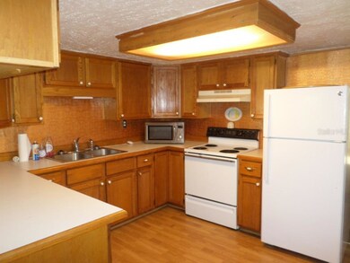 KITCHEN WITH BREAKFAST BAR