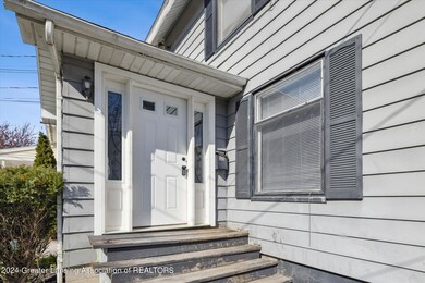 05-524-N-Pine-St-Lansing-MI-48933-Window