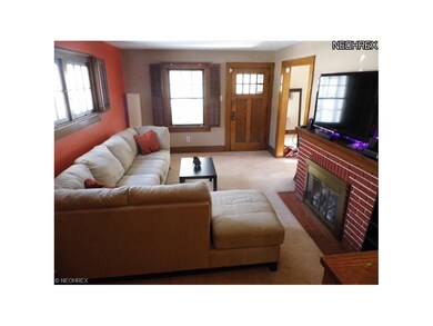 638 Doris Ave Akron, Ohio 44303  Living room looki