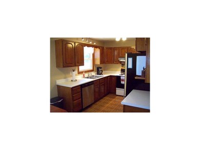 805 Hillview Dr, Marion, IA 52302 - photo 2