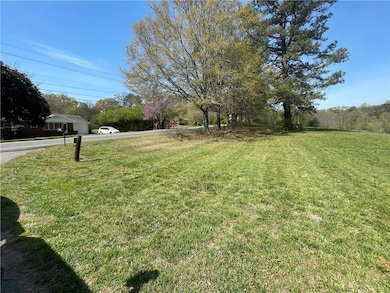 View of yard featuring driveway