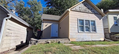 1317 N 15th St, Saint Joseph, MO 64501 - photo 2