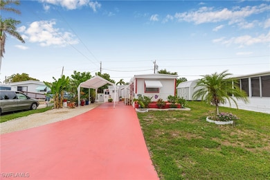 Manufactured / mobile home featuring concrete driv
