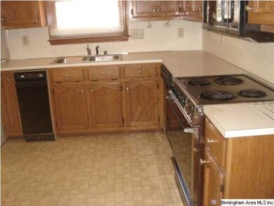 Kitchen-All appliances remain