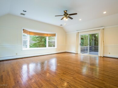 013-Family_Room-4397526-medium4x3