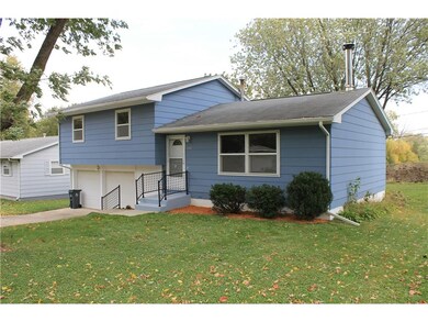 2401 Newport Dr SW, Cedar Rapids, IA 52404 - photo 2