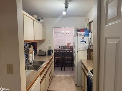 1100 University Manor Dr unit B-22, Fairfield, IA 52556 - photo 6