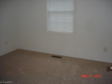 323 Hubbard St, Reidsville, NC 27320 - photo 5