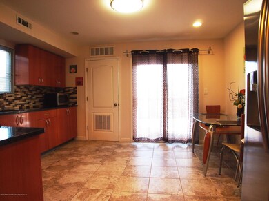 (7) Eat In Kitchen