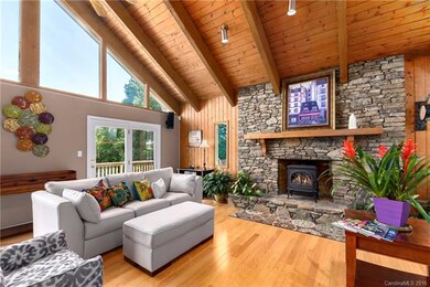 Bright open living room w/cathedral ceiling and be