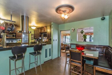 Breakfast Bar & Dining Area