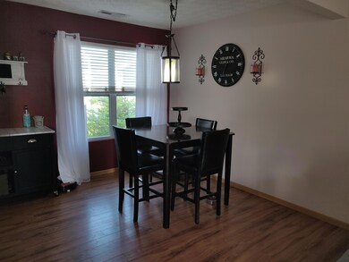 Eating Area of Kitchen!!