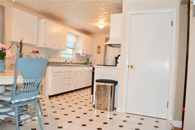 2 Sumach Ave, Riverside, RI 02915 - photo 4