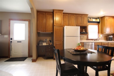 907 W 7th St, Cedar Falls, IA 50613 - photo 4