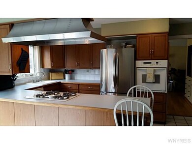 Kitchen Plenty of room to cook and entertain