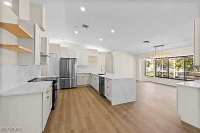 Kitchen with kitchen peninsula, stainless steel ap