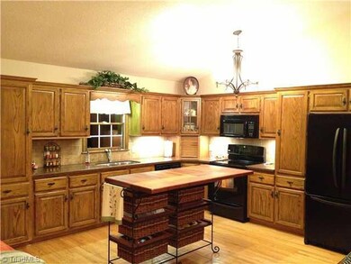 1047 Old Forest Ct, Asheboro, NC 27205 - photo 2