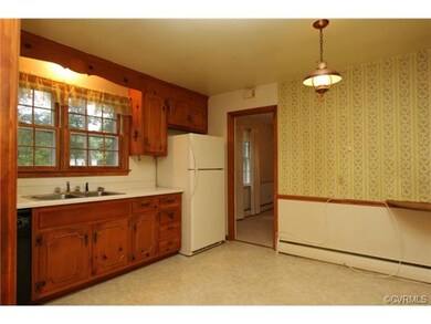 KITCHEN WITH VINYL FLOORS, APPLIANCES CONVEY