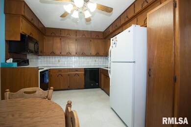 2908 Linden Ln, Bettendorf, IA 52722 - photo 2