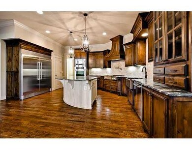Kitchen. Large rounded glazed island, Full size st