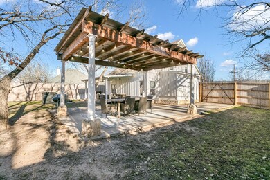 416 N Acorn St, Fredericksburg, TX 78624 - photo 3