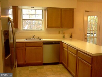 1520 Sherwood Ct, Hyattsville, MD 20785 - photo 6