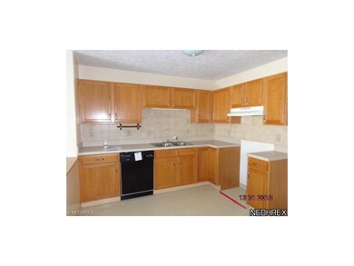 Great Kitchen with newer kitchen cabinets and buil