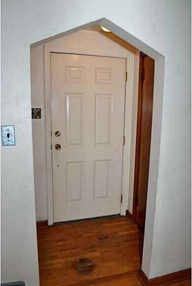 Entry/Foyer.