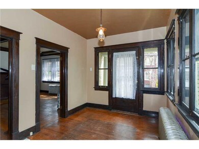 Entry/Foyer.
