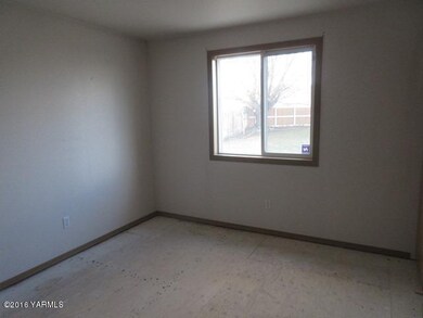 566-093103-bedroom 2