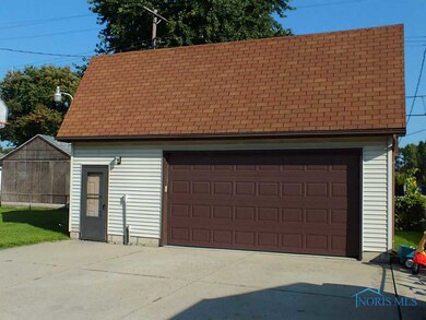 Detached Garage.
