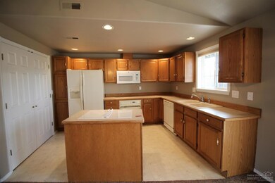 3169 SW Reindeer Ct, Redmond, OR 97756 - photo 5